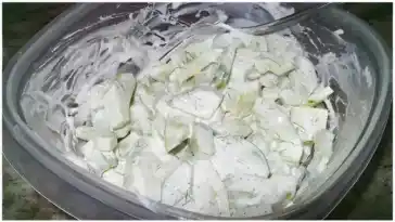 Gurkensalat mit saurer Sahne, schnell und leicht zu machen