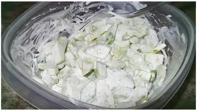 Gurkensalat mit saurer Sahne, schnell und leicht zu machen