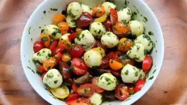 ITALIENISCHER TOMATEN SALAT MIT MOZZARELLA