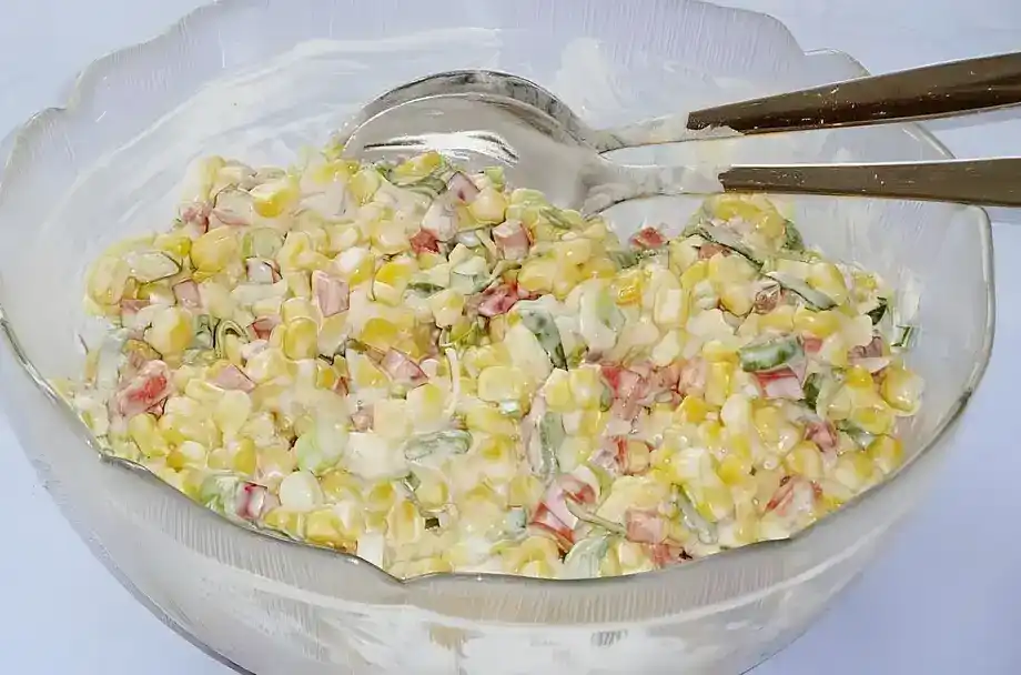 Mais Paprikasalat mit Sauerrahmdressing