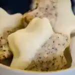 Mohnsterne mit Plaumenmus und Kokosflocken