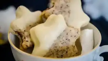 Mohnsterne mit Plaumenmus und Kokosflocken