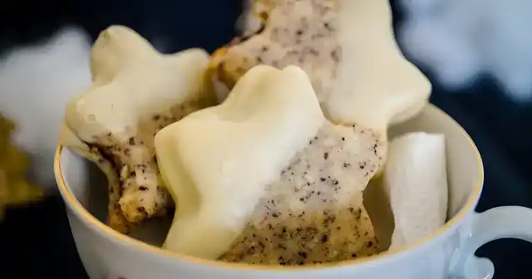 Mohnsterne mit Plaumenmus und Kokosflocken
