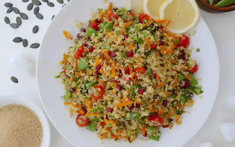Orientalischer Couscous-Salat mit Granatapfelkernen und Minze