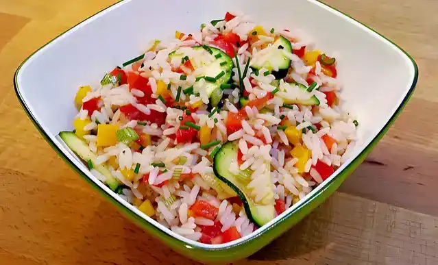 Reissalat (ohne Fleisch und Wurst – kalorienarm – zum mitnehmen ins Büro)