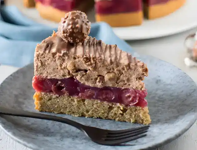 Rocher-Torte mit Kirschen