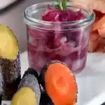 Süsskartoffel-Sellerie-Pommes mit gebratener Mohn-Karotte an Roter Zwiebelsauce