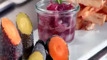 Süsskartoffel-Sellerie-Pommes mit gebratener Mohn-Karotte an Roter Zwiebelsauce