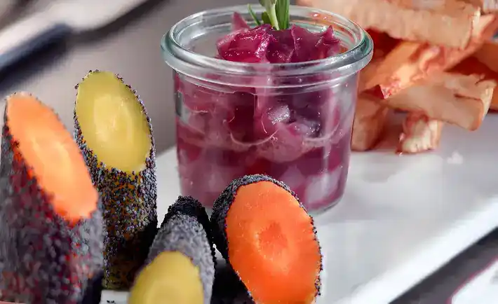 Süsskartoffel-Sellerie-Pommes mit gebratener Mohn-Karotte an Roter Zwiebelsauce