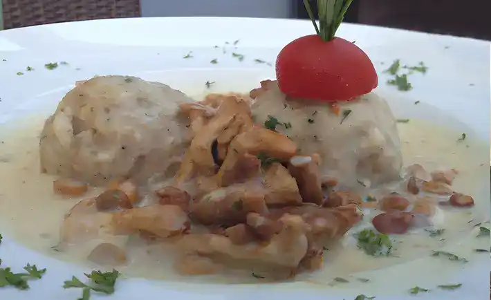 Vegane Semmelknödel mit Pfifferling-Rahm-Sauce