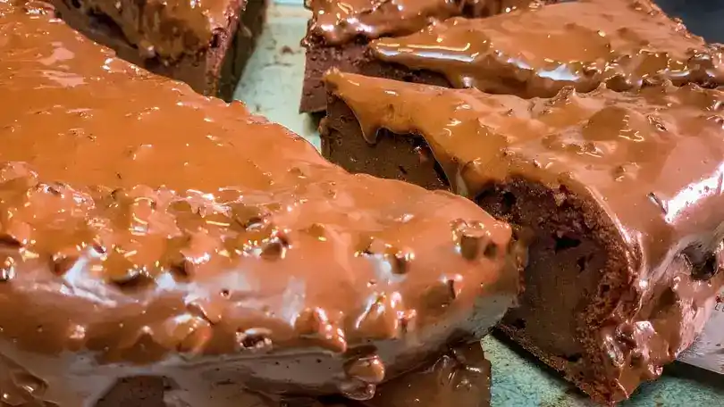 Weicher Schokoladenkuchen aus Fondant, Mascarpone, mit Pralinenglasur