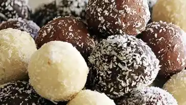 Weihnachtliche Quark Kokos Kugeln aus nur 3 Zutaten – ohne Backen 4x
