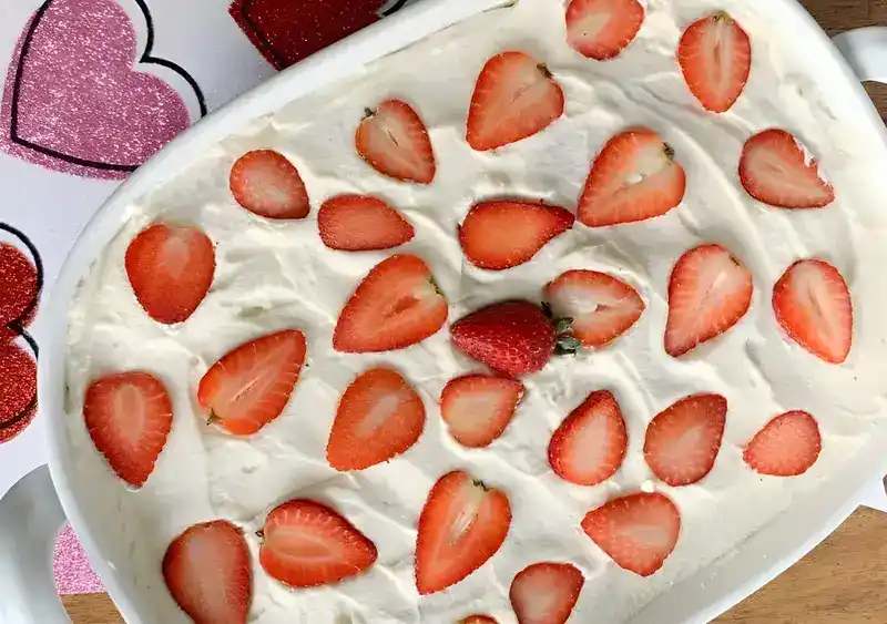 Weißes Schokoladen-Erdbeer-Tiramisu