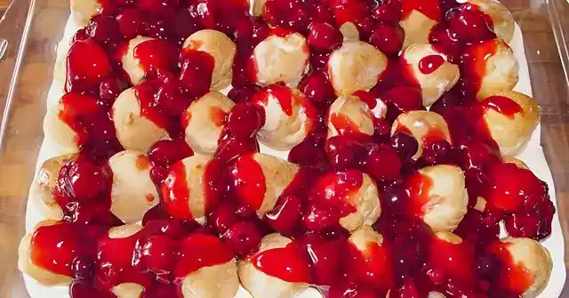 Windbeutel Dessert (mit Mascarponecreme und Kirschgrütze)