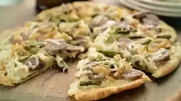 glutenfrei low carb Pizza mit Hefe und knusprigem Rand