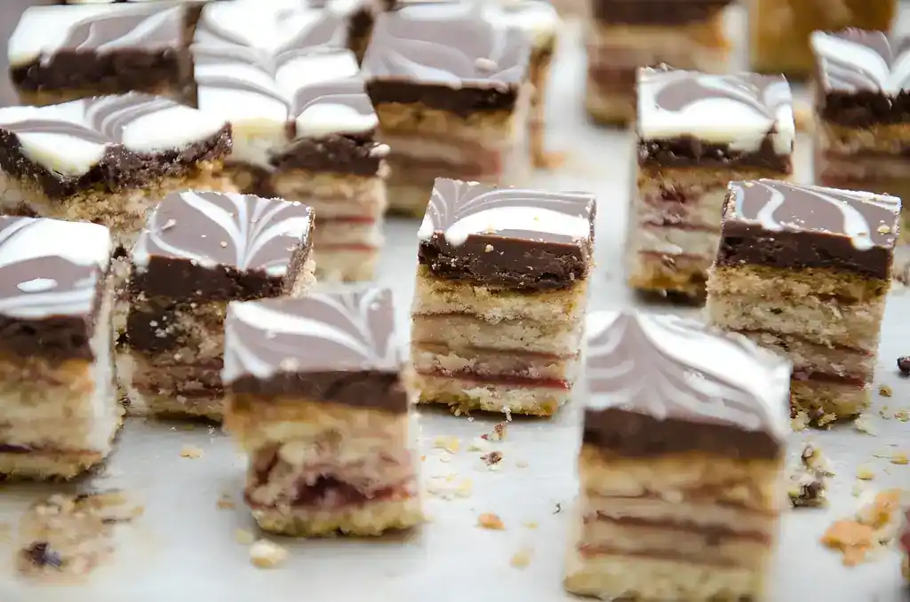 weihnachtliche muerbteig ribisel wuerfel