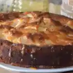 Apfel-Joghurt-Kuchen mit gesalzenem Butterkaramell