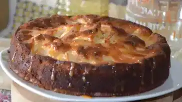 Apfel-Joghurt-Kuchen mit gesalzenem Butterkaramell