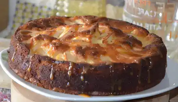 Apfel-Joghurt-Kuchen mit gesalzenem Butterkaramell