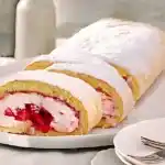 Biskuitrolle mit Erdbeerfüllung