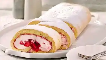 Biskuitrolle mit Erdbeerfüllung