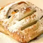 Blätterteiggebäck mit karamellisierten Aprikosen und Äpfeln