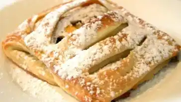 Blätterteiggebäck mit karamellisierten Aprikosen und Äpfeln
