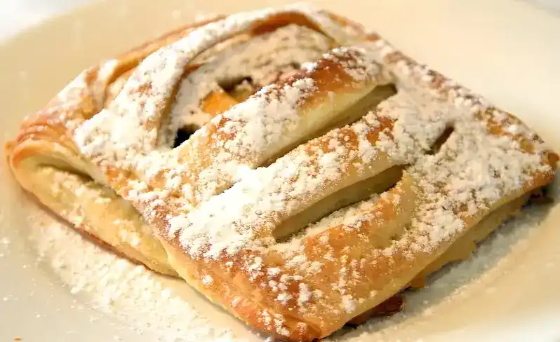 Blätterteiggebäck mit karamellisierten Aprikosen und Äpfeln