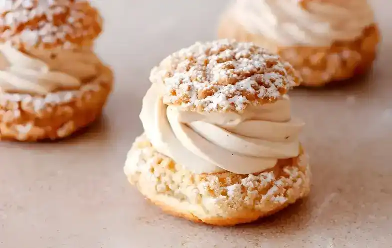 Chantilly-Puffs und Schokoladen-Ganache