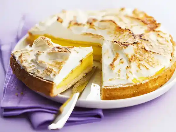 Charlotte mit Zitronenbaiser: Ein erfrischendes und leichtes Dessert