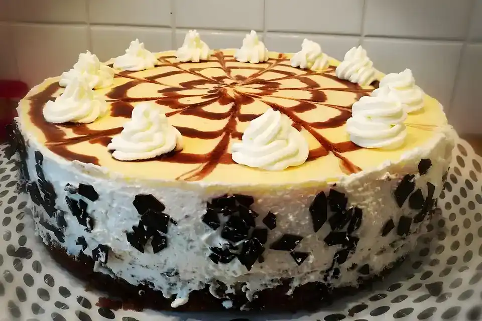 Eierlikör Torte mit Sauerkirschen