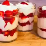 Ein unwiderstehliches Dessert: Quarkcreme mit Erdbeeren im Glas
