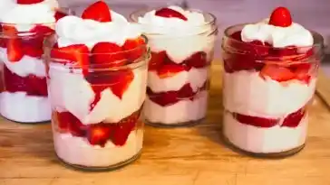 Ein unwiderstehliches Dessert: Quarkcreme mit Erdbeeren im Glas