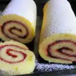 einfache Biskuitrolle mit Himbeerkonfitüre