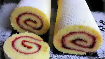 einfache Biskuitrolle mit Himbeerkonfitüre