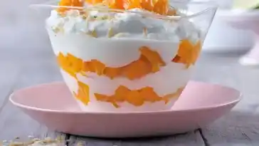 Erfrischender Limettenquark mit Kokos und Mango