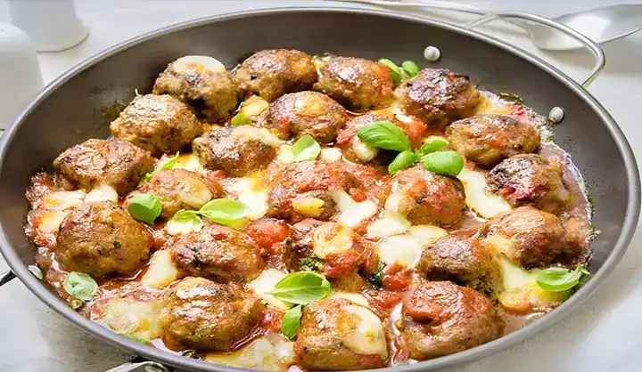Fleischbällchen mit Tomate und Mozzarella: Ein Leckerbissen für Käseliebhaber