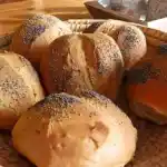 Mohnbrötchen mit Blumen