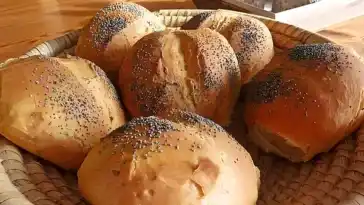 Mohnbrötchen mit Blumen