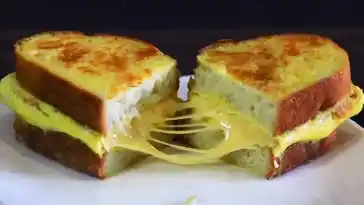 Schnelles Frühstück: Gefüllter Ei-Toast in 10 Minuten!