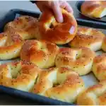Gefüllte Acma mit Käse türkische Brötchen