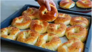 Gefüllte Acma mit Käse türkische Brötchen