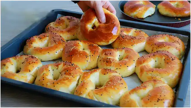 Gefüllte Acma mit Käse türkische Brötchen