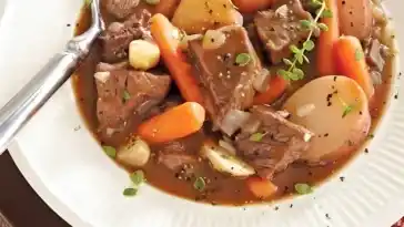 Geschmortes Rindfleisch mit Gemüse