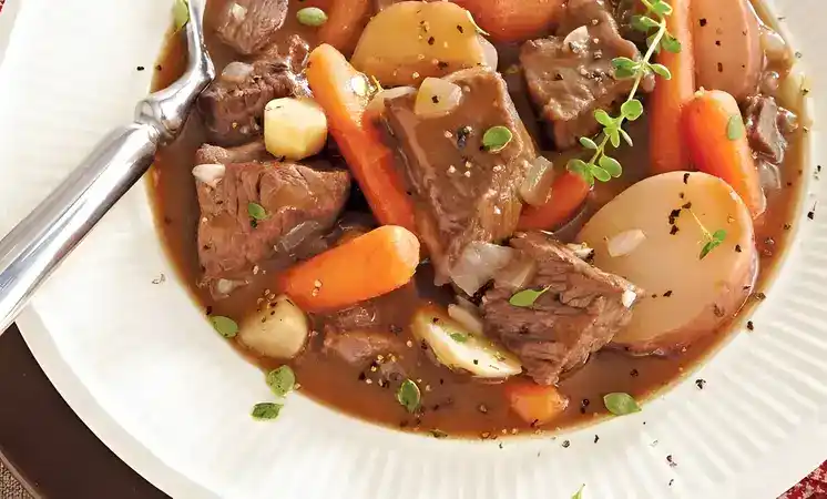 Geschmortes Rindfleisch mit Gemüse