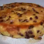 Grießkuchen mit Rosinen und Karamell