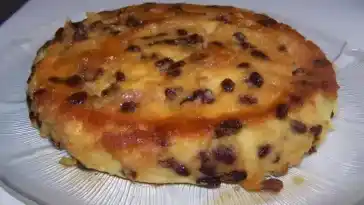 Grießkuchen mit Rosinen und Karamell