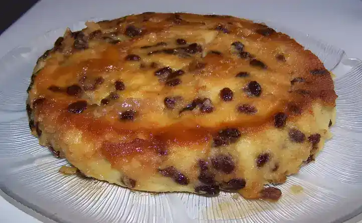Grießkuchen mit Rosinen und Karamell