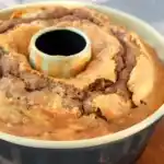 Gugelhupf mit Marzipan und gehackten Mandeln