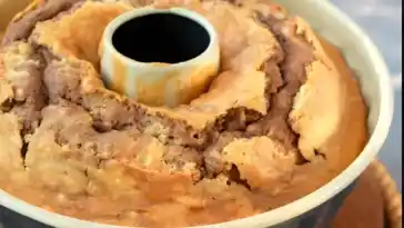 Gugelhupf mit Marzipan und gehackten Mandeln